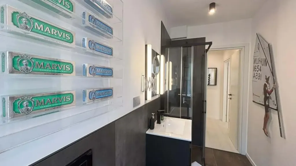 Salles de bain - Modern Studio with Terrace in Trieste