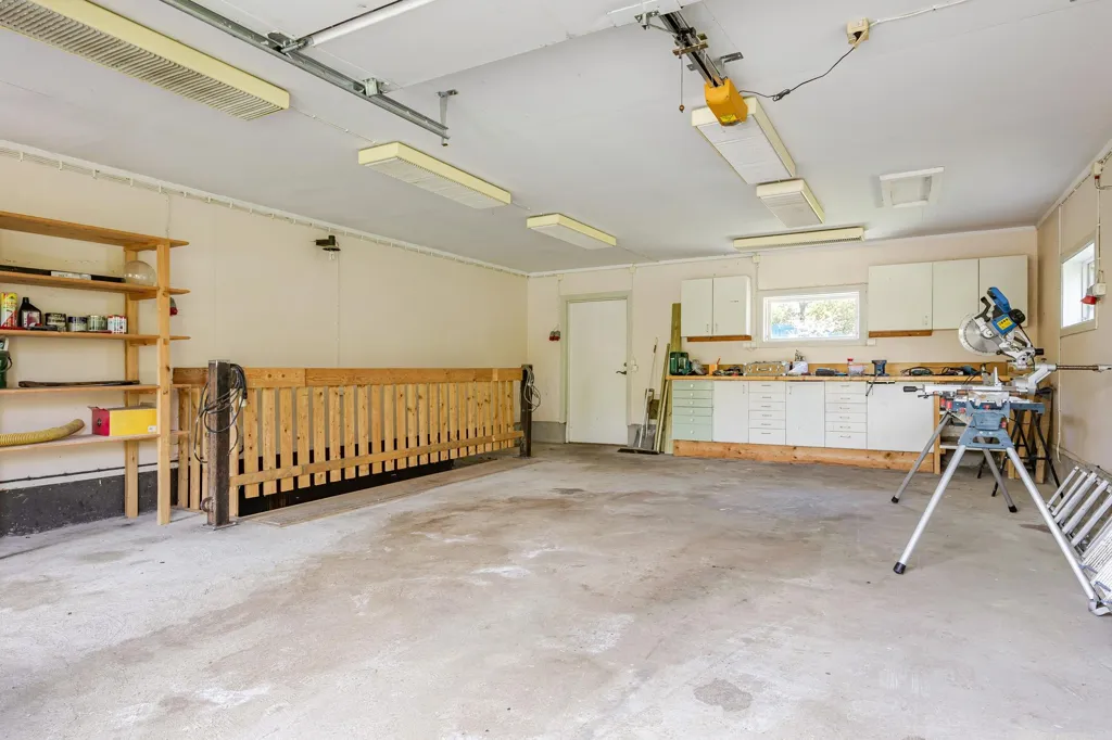 Garage - Villa with Garden in Medevi