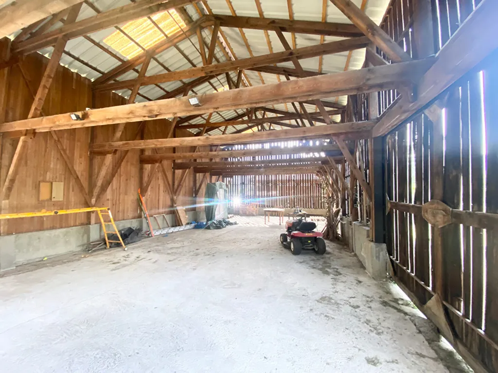 Toad - Hangar with Potential for Expansion in La Buissière