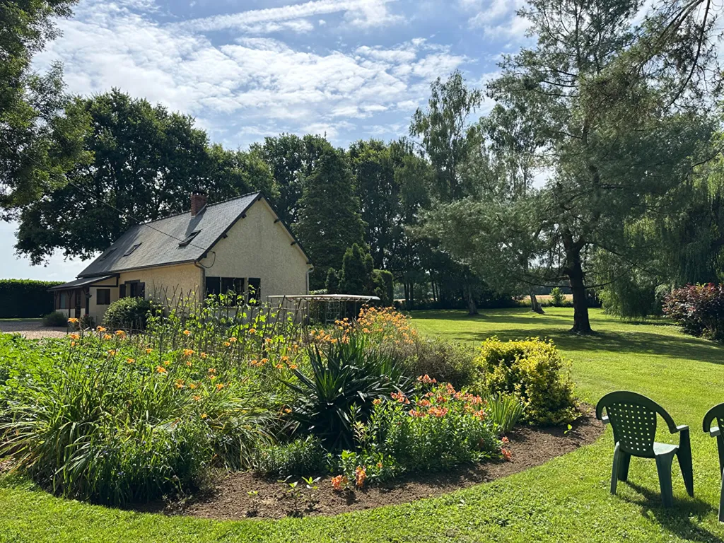 Jardin - Propriété Boisée au Bord d'un Ruisseau près de La Suze-sur-Sarthe
