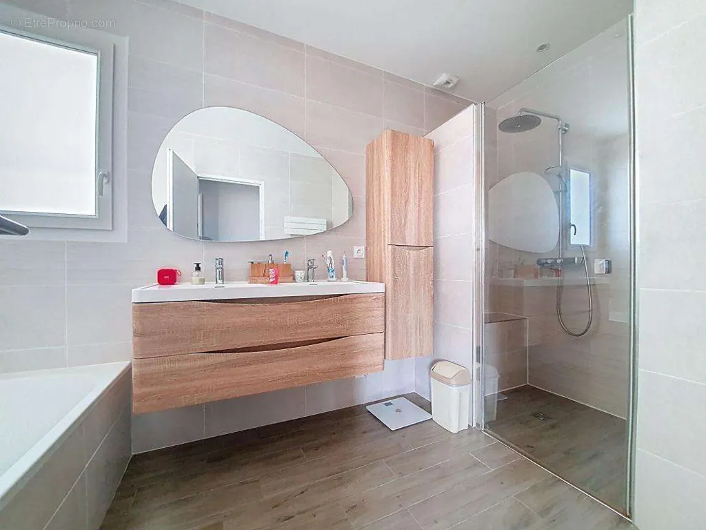 Salles de bain - Maison contemporaine avec piscine à Mions