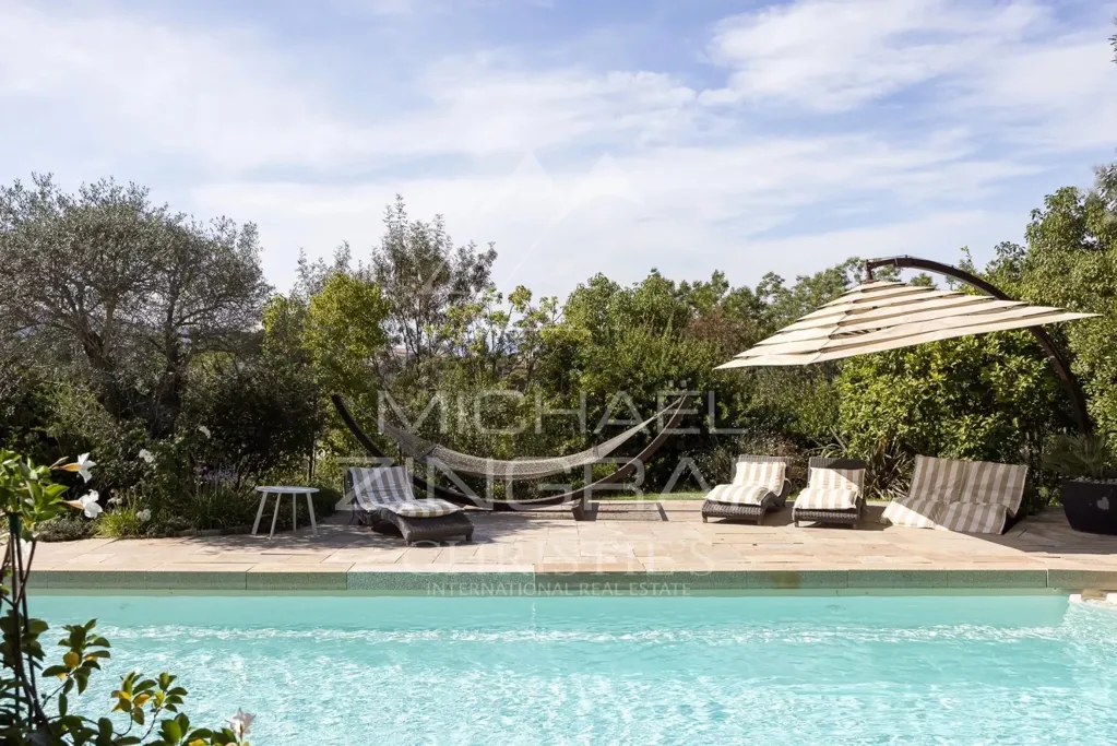 Piscine - Villa Contemporaine avec Piscine à Cannes
