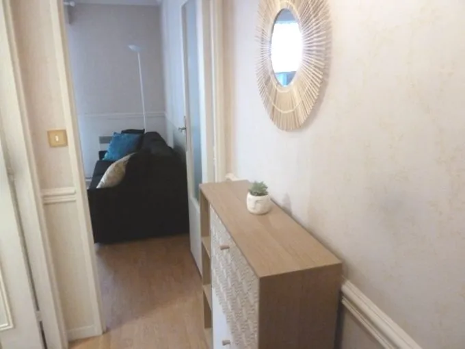 Esik - Studio with Balcony in Clichy
