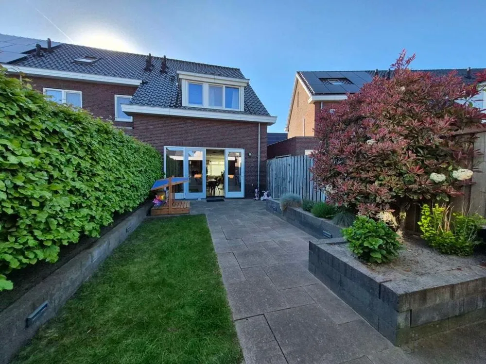 Aed - Modern Corner House with Garden in Oirschot