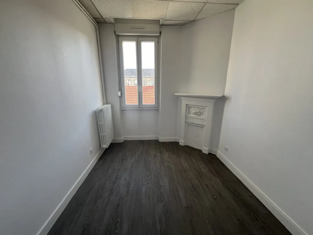 Rooms - 3-Bedroom Apartment with Balcony in Reims