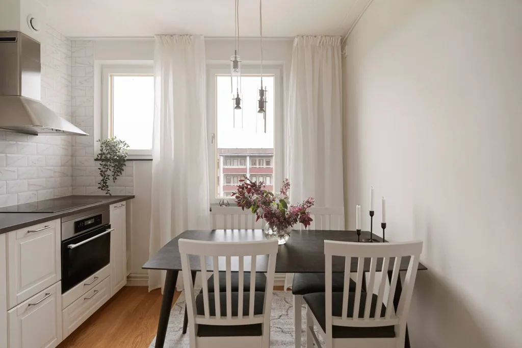 Söögituba - Renovated 1.5-Bedroom Flat with Balcony in Orminge