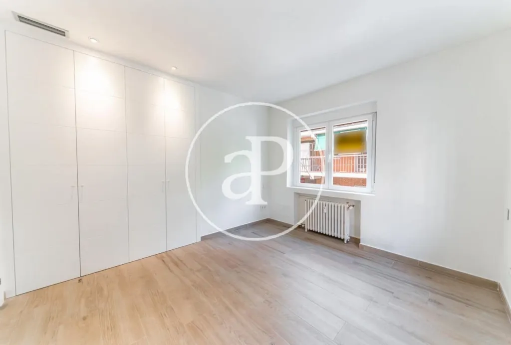 Chambres - Modernised Apartment with High Ceilings in Chamartín
