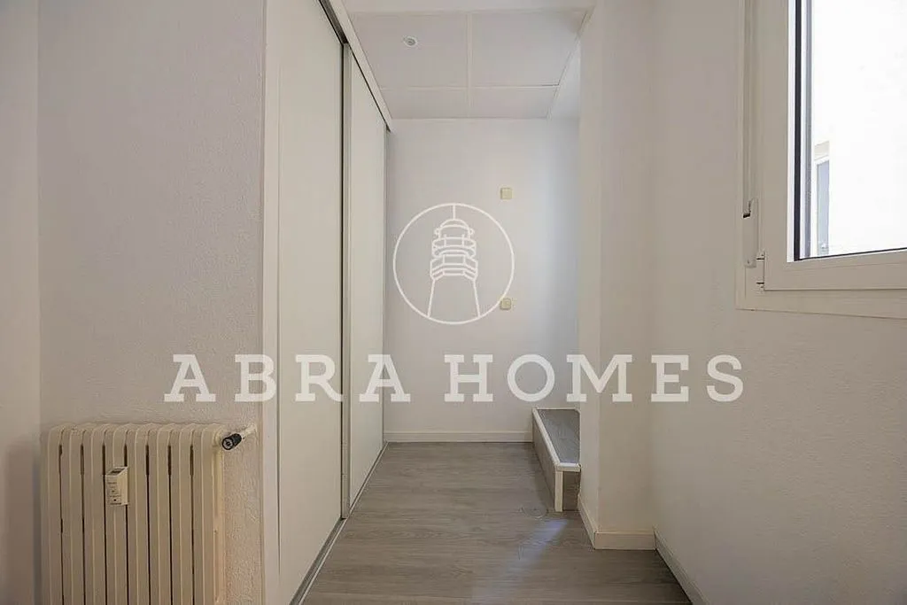 Esik - Ample Light Flat with Balcony in Recoletos
