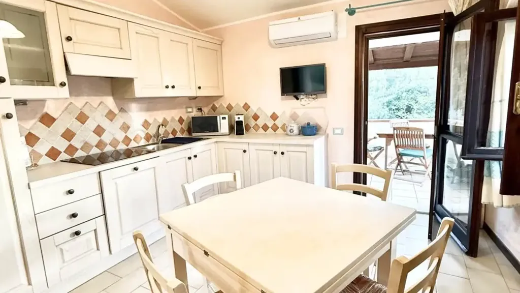 Kitchen - Rustic Apartment with Private Garden in Pula