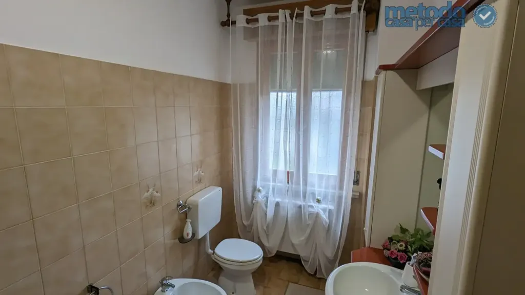 Bathrooms - Villa with Workshop and Apartments in Gavello