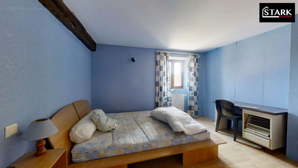 6-Unit House with Private Parking in Lomont