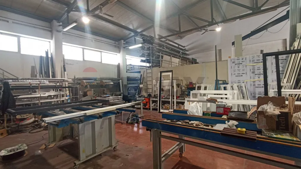 Pièces - Industrial Warehouse with Solar Rent in Comiso
