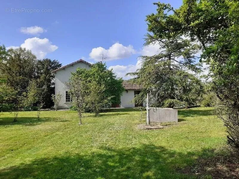 Giardino - Rustic Property with 5,000m² Land in Quiet Village