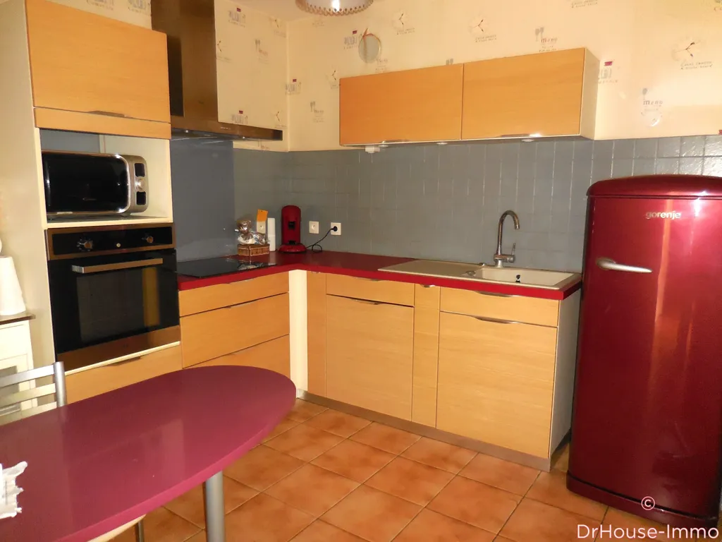Köök - Charming Townhouse with Garden in Jouhet