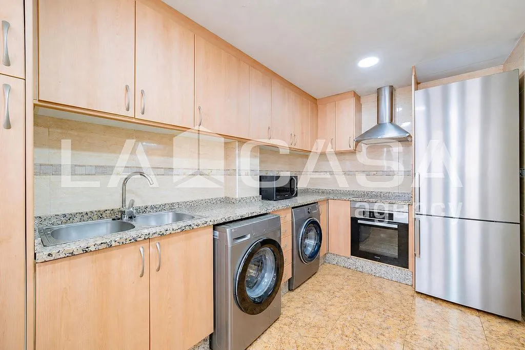 Cuisine - Spacious Apartment with Metro Access in Vara de Quart