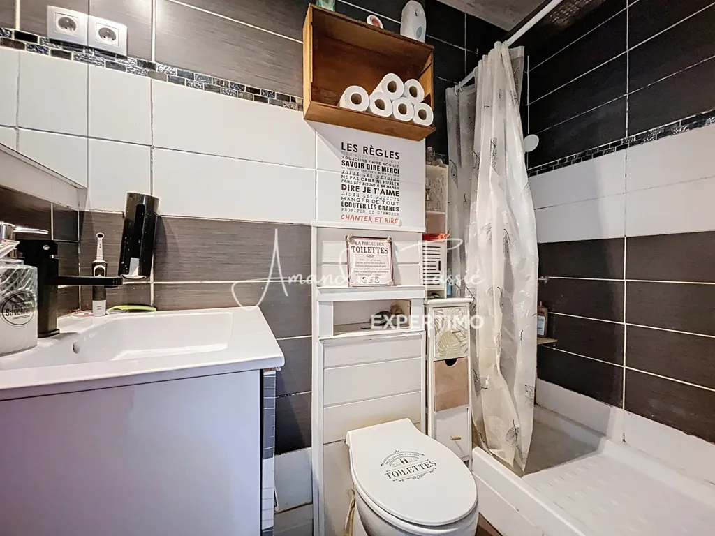 Vannitoad - Investment Building with Potential in Aguessac