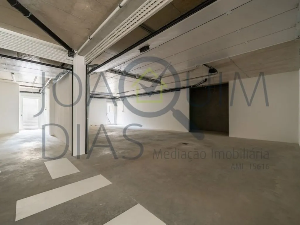 Garage - Luxury House with Private Garage in Sintra