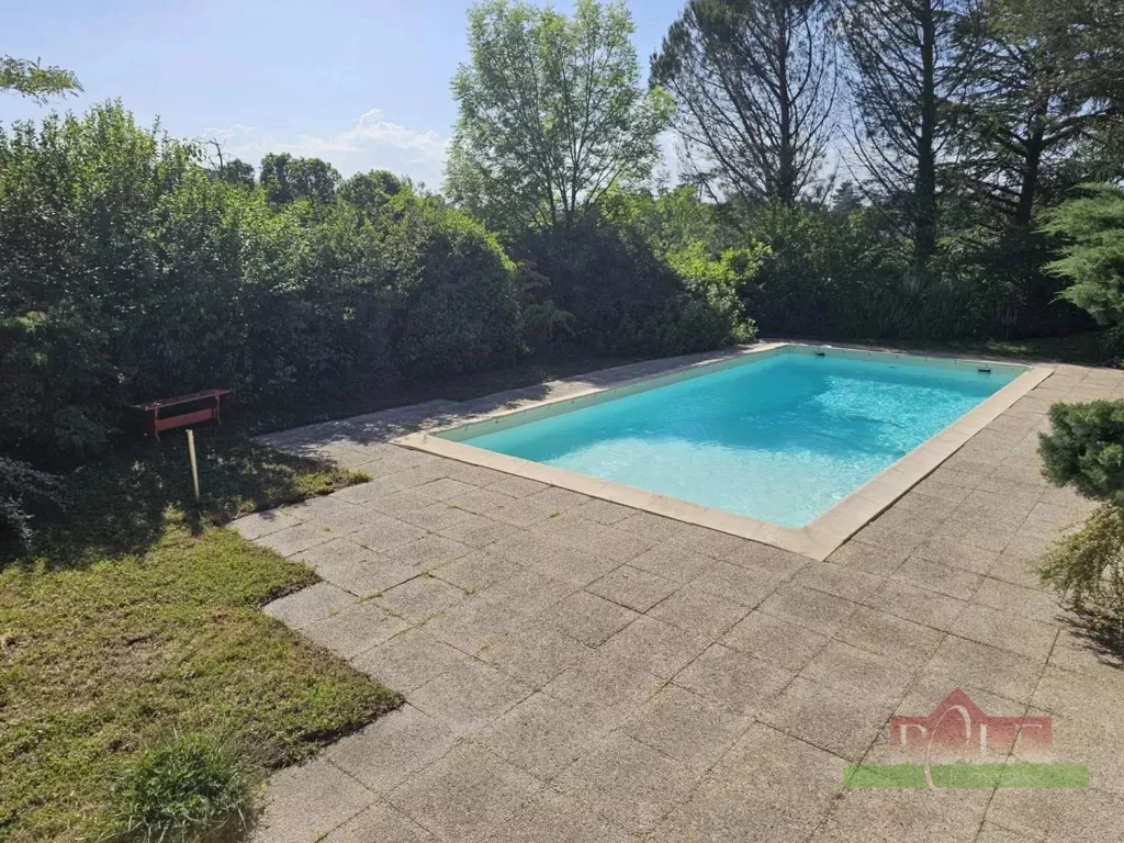 Piscine - Villa de 9 Pièces avec Piscine à Vienne
