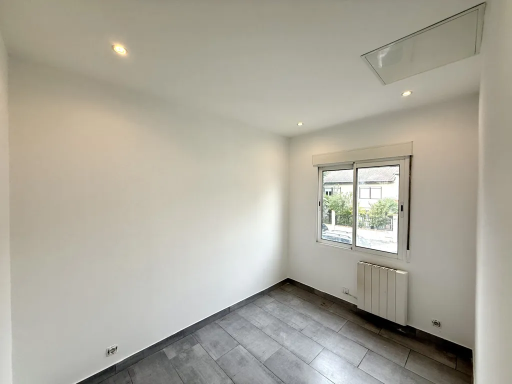 Toad - Refurbished 2-Bed Flat near Tramway in Sevran
