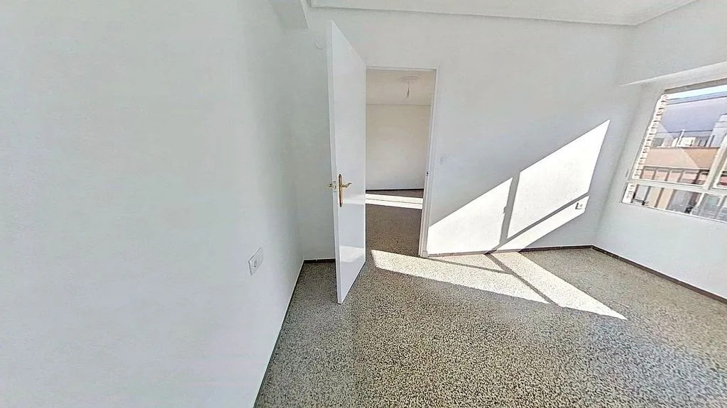 Pièces - 3-Bedroom Apartment with Sea Access in Valencia