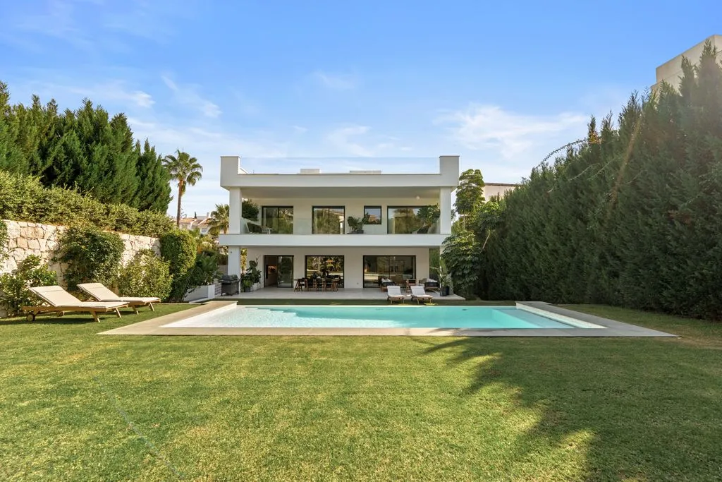 Piscine - Contemporary Villa with Pool in Nueva Andalucía