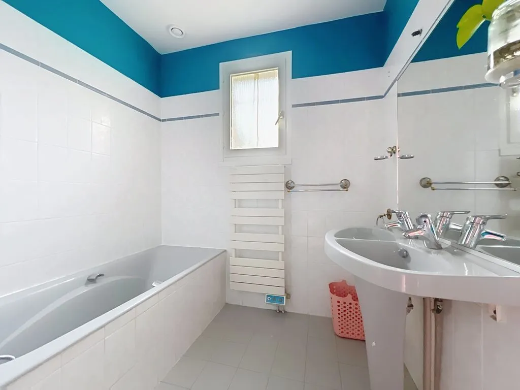 Salles de bain - Maison d'Architecte avec Vue Ouest à Lentilly