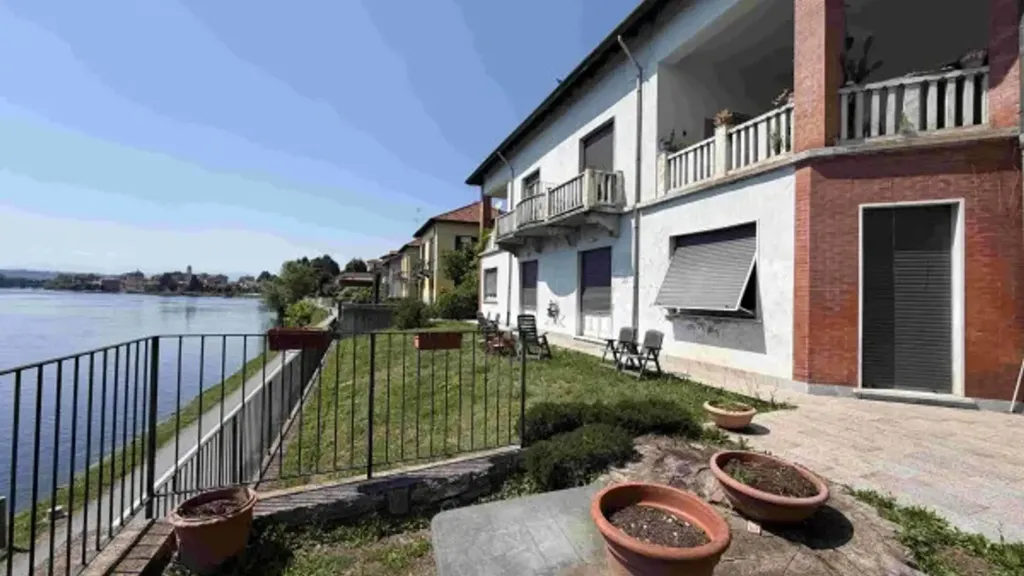 Terrasse - Riverfront Apartment with Terrace in Sesto Calende