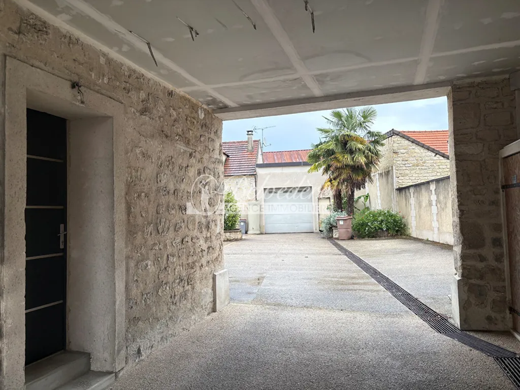 Garaaž - 2-Bedroom Flat with Private Parking in Mery-sur-Oise