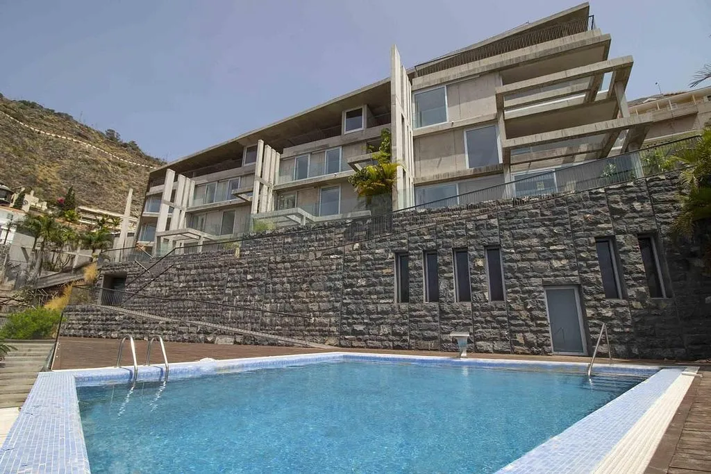Piscine - Contemporary Townhouse with Pool in Ifara