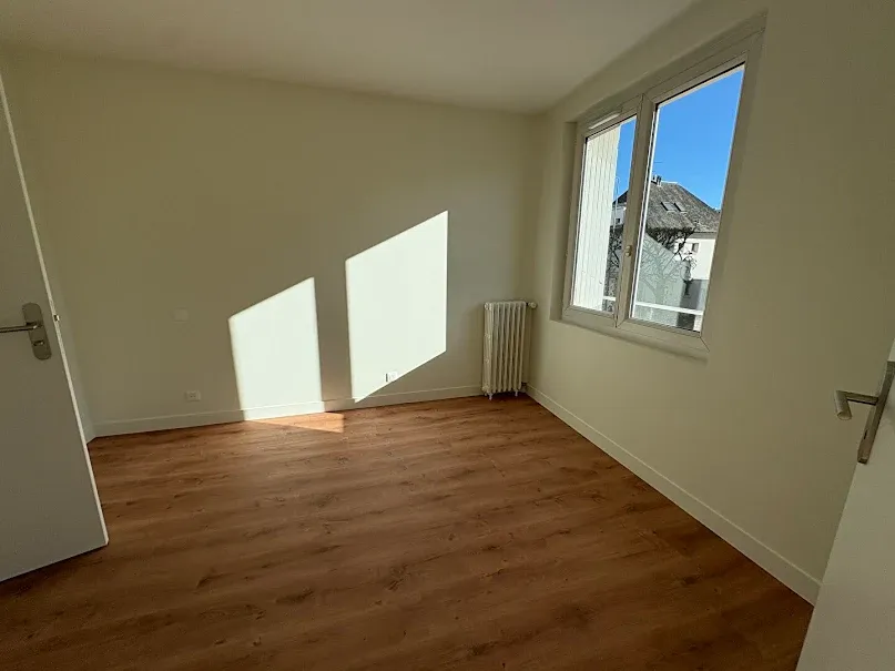 Pièces - Appartement Rénové avec Balcon à Caen