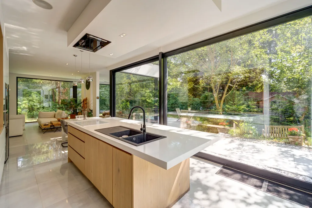Cuisine - Villa architecturale avec jardin et piscine à Schoten