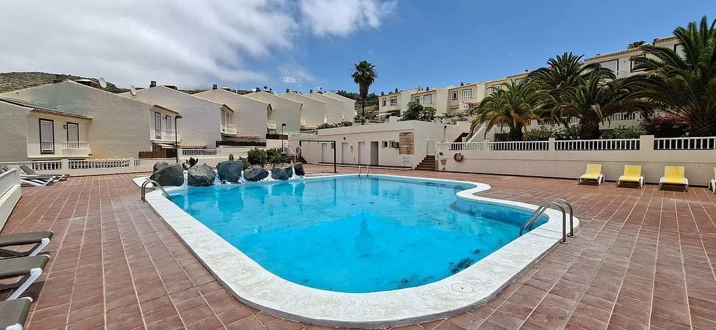 Bassein - Semi-Detached Villa with Pool in Chayofa