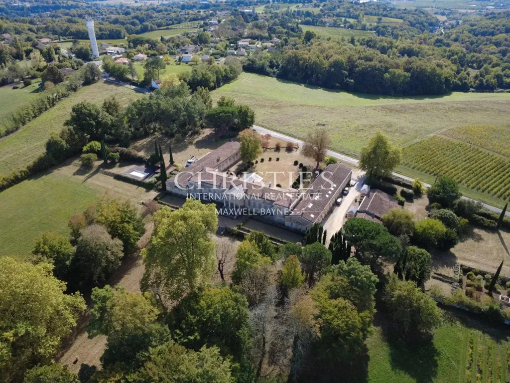 Vue aérienne - Domaine Viticole Historique avec Château à Entre-Deux-Mers