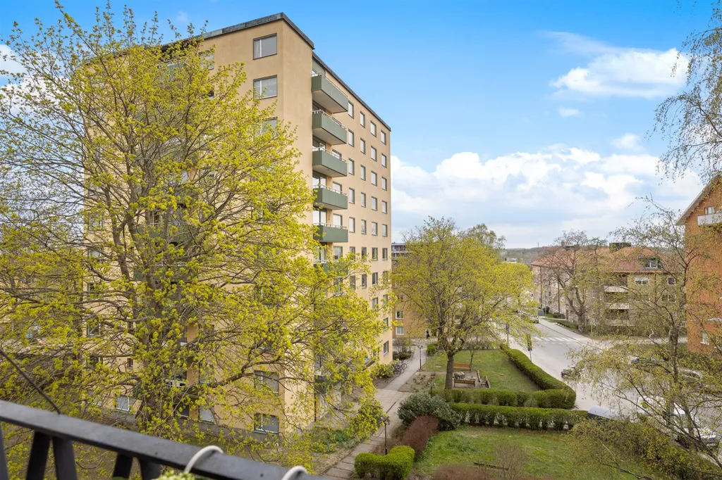 Rõdu - Stylish Apartment with South-Facing Balcony in Gärdet