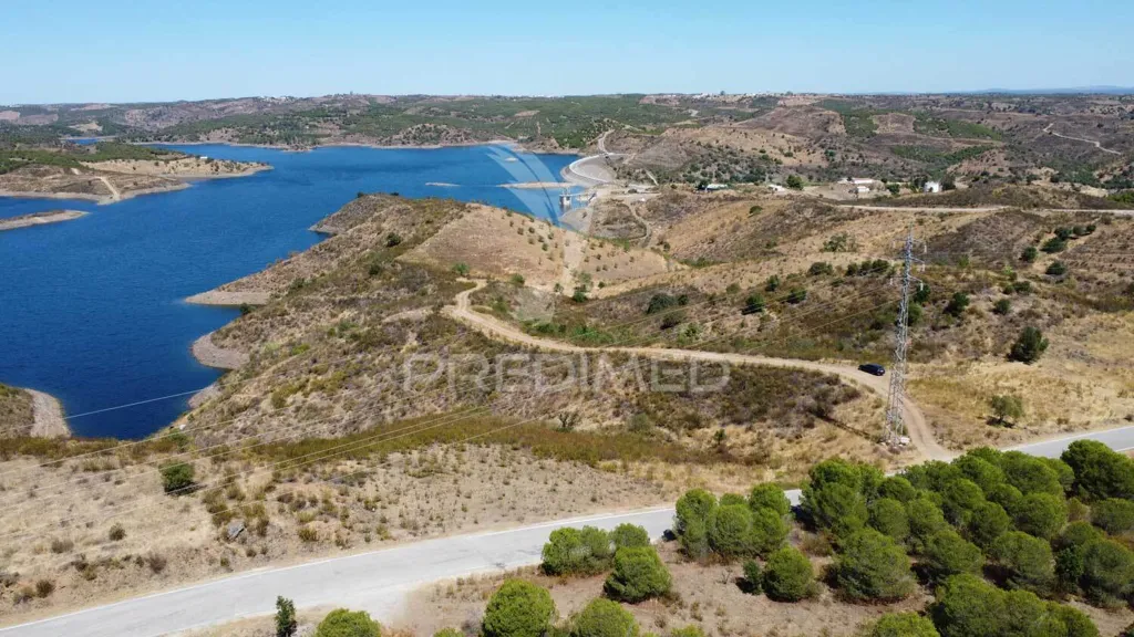 Rustic Land with Waterfront on Beliche Dam, Algarve