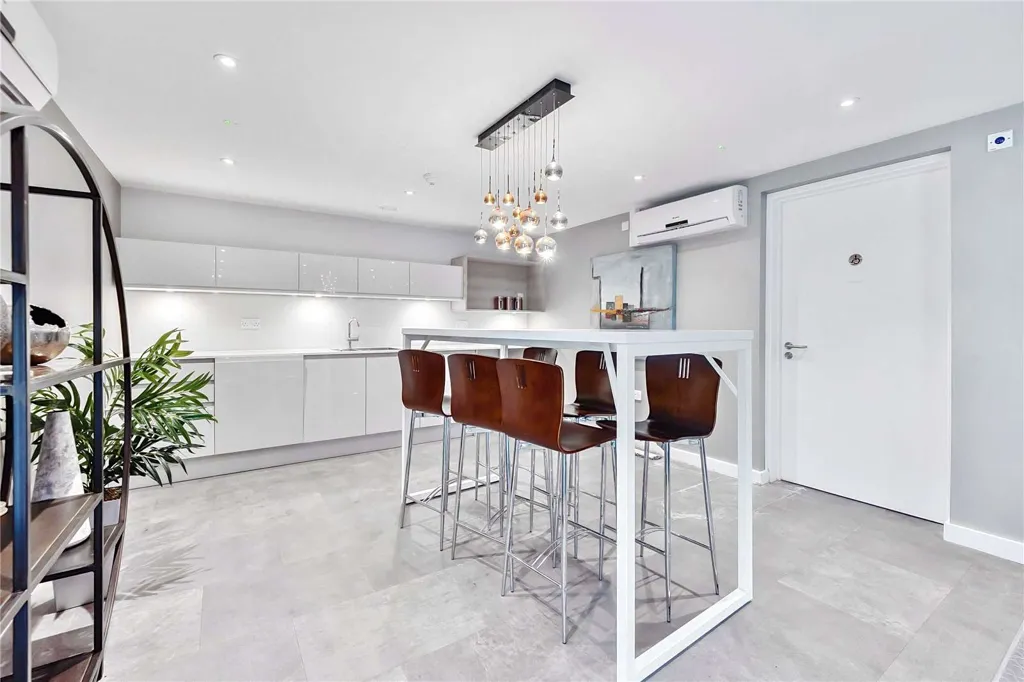 Kitchen - 2-bedroom apartment in Reading