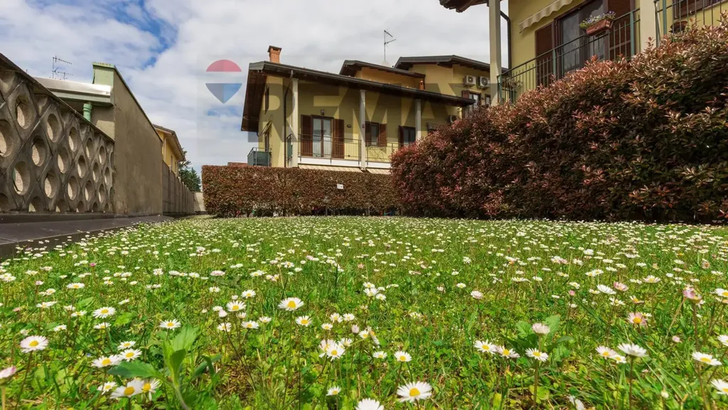 Aed - Apartment with Private Garden in Vanzaghello