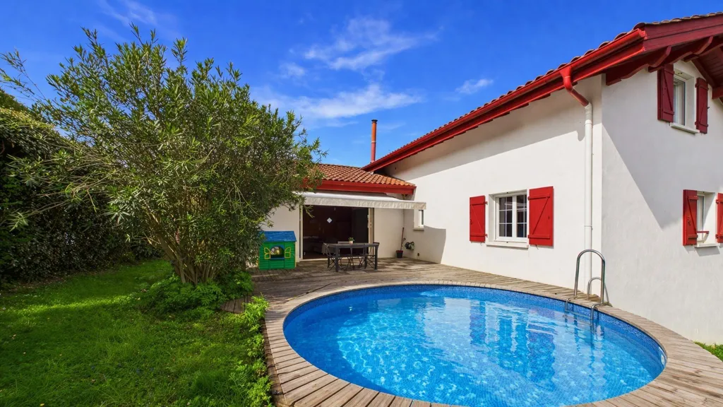 Bassein - Family House with Pool in Larressore
