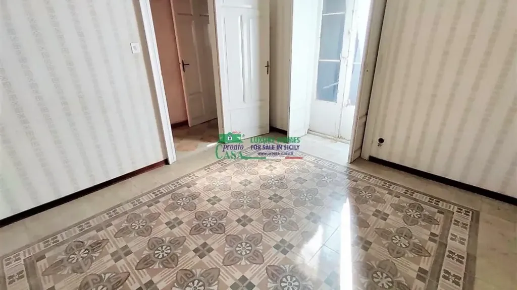 Esik - Apartment with Balcony in Ragusa
