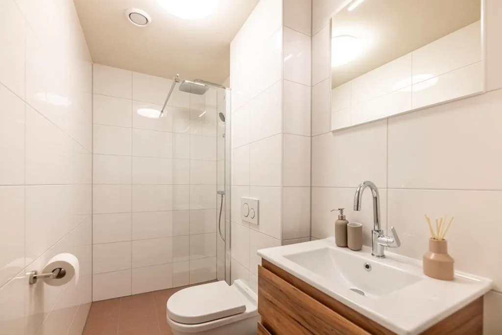 Salles de bain - Renovated Apartment in Character Building, Rotterdam