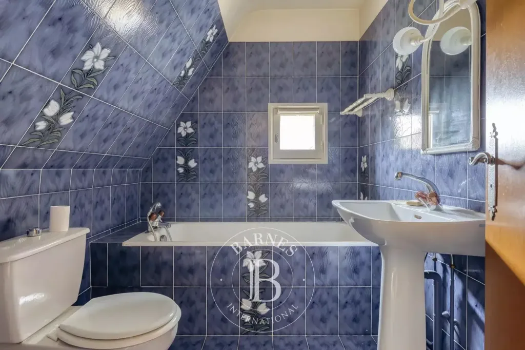 Bathrooms - Charming House with Private Garden in Bénerville