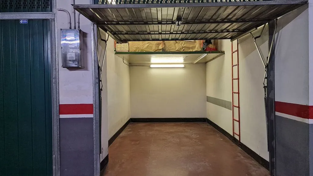 Garage - Open-Plan Flat with Garage in Torrelavega