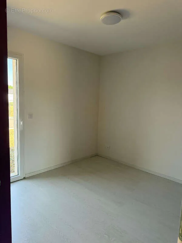 Rooms - Contemporary Flat with Balcony in Ligugé