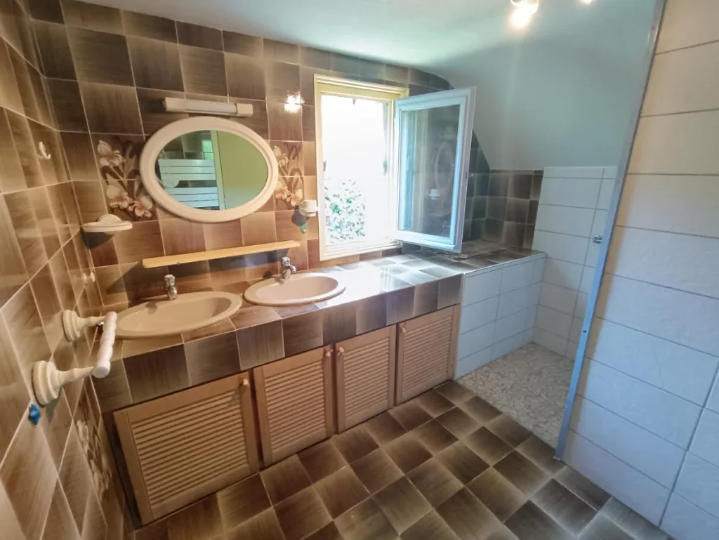 Salles de bain - Maison d'Architecte Atypique avec Jardin à Saint-Goazec