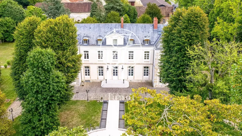 Õhuvaade - Château with Pool and 16 Bedrooms in Poigny