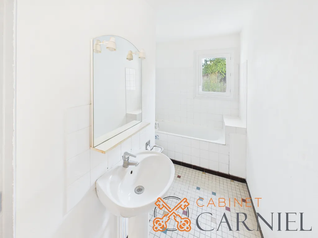 Bathrooms - Apartment with Balcony in Marmande