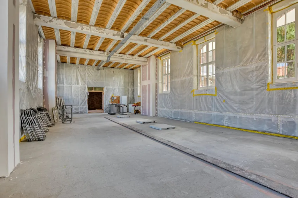 Toad - Commercial Space with Multiple Units in Bruges