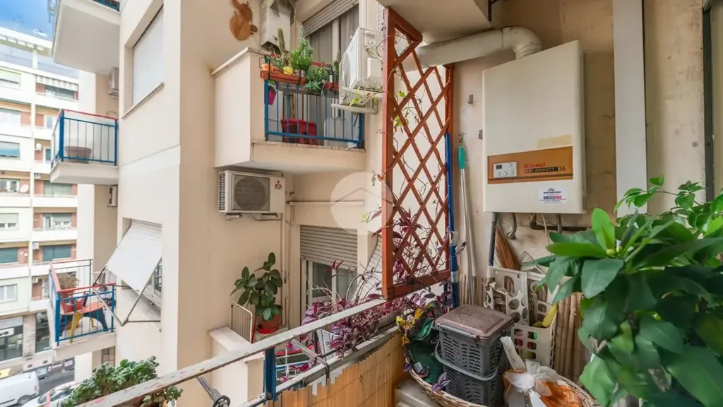 Balcon - Triplex with Balcony in Central Rome