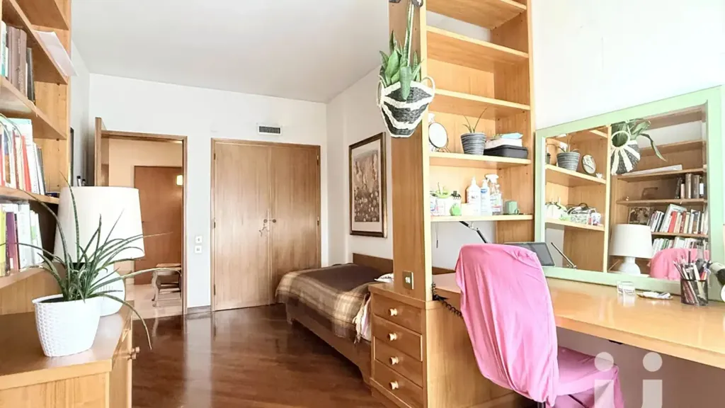 Bureau - Apartment with Five Balconies in Ostiense