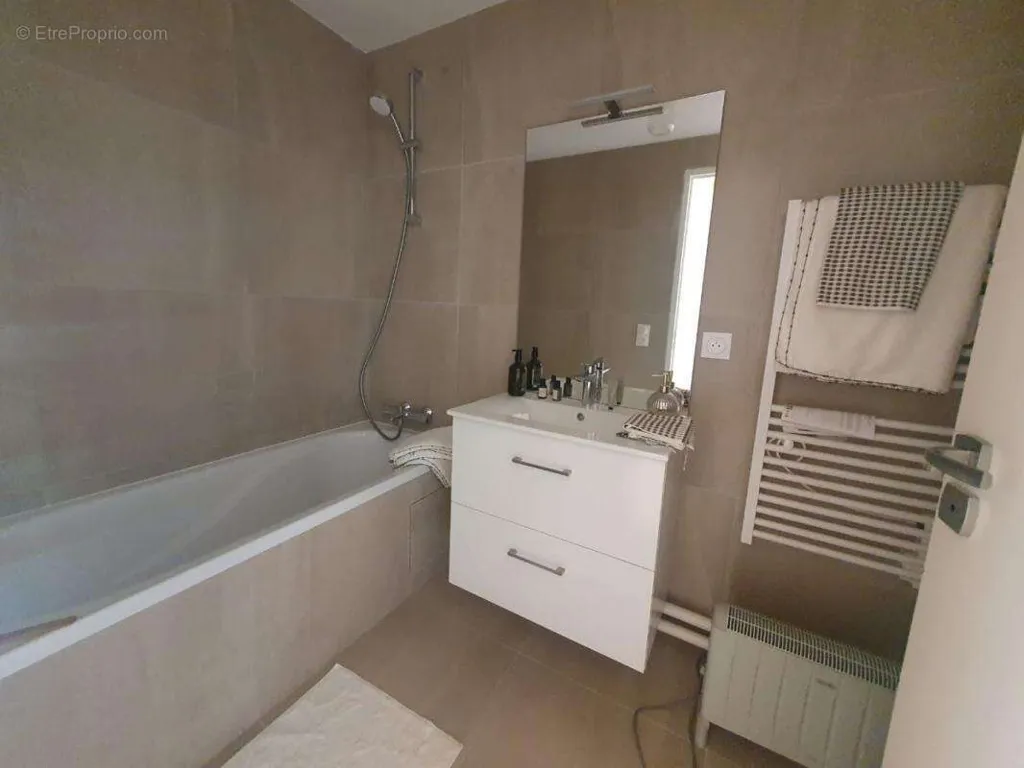 Vannitoad - T4 Apartment with Canal View in Bondy